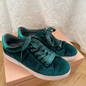 Skor  - Superfina sneakers i strl 39