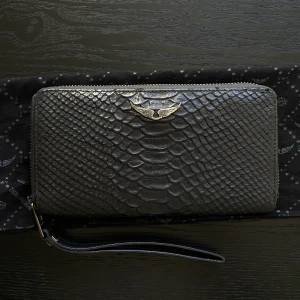 Zadig & Voltaire plånbok - Plånbok inköpt 2019 i zadig butiken i Stockholm. Dustbag & kvitto finns. Jättefint skick! Knappt använd. Nypris 2000kr. 