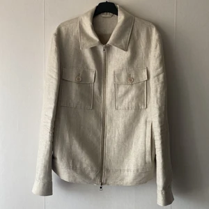 Linnejacka från These Glory Days. Strl S - Biege linnejacka i storlek S. Använd 1 gång. Helt nyskick säljs pågrund att den har blivit förliten. Vanlig passform om du brukar ha S så passar denna! Köpt för 2500kr.