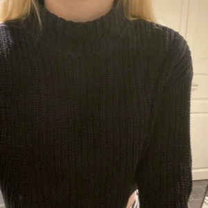Svart stickad tröja  - Säljer denna tröja eftersom den inte används längre, inga fel finns på den💕