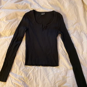 Svart tröja  - Använd få gånger. Köpt från Ginatricot, storlek XS 🖤