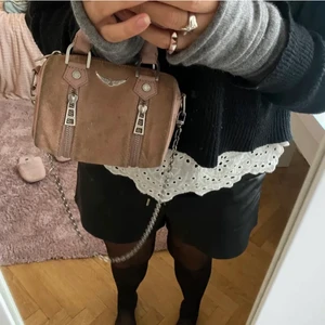 Zadig voltaire väska  - Väska från Zadig, i modellen sunny nano bag (tror jag, är lite osäker) men det är en liten väska iaf!! Den är mer rosa än vad bilderna visar och i mycket använt skick som ni ser! Fråga om ni vill ha mer bilder! ⚡️💕
