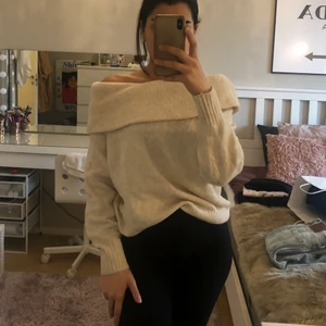 Stickad off shoulder tröja från H&M - En helt oanvänd stickad beige off shoulder tröja, köpt från h&m i storlek S. Materialet är 62% akryl, 28% polymid,8% ull och 2% elastan.