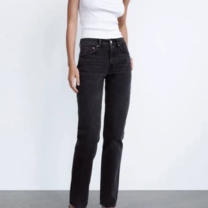 Zara mid rise straight jeans - Säljer dessa populära och slutsålda zara jeansen i mörkgrått, nyskick! Frakt tillkommer