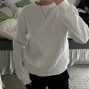 Sweatshirt från H&M i storlek XS herravdelning, aldrig använd. Köparen står för frakt💞💕