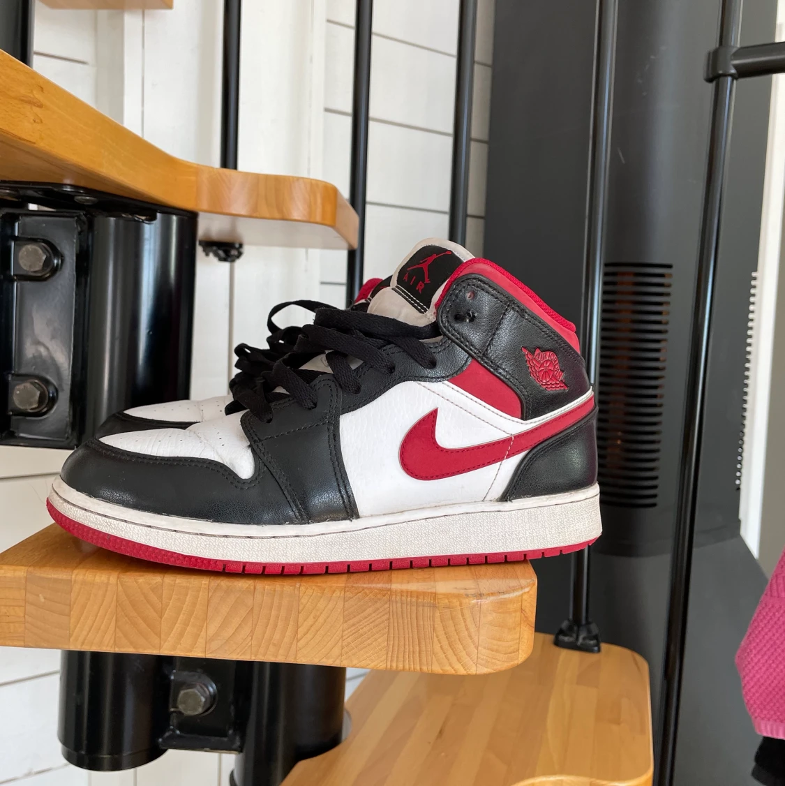 Air Jordan 1 Mid Gym red Black White