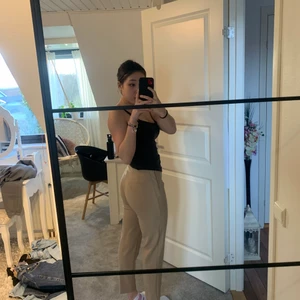 Kostymbyxor från Zara - Jättefina kostymbyxor från Zara! Endast använda en gång och i jättefint skick. Frakt ingår ej ❤️❤️ nypris 400kr