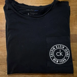 Calvin Klein t-shirt  - Svart Calvin Klein t-shirt i storlek S. Använd men fortfarande i fint skick. Vid frågor, hör av dig!