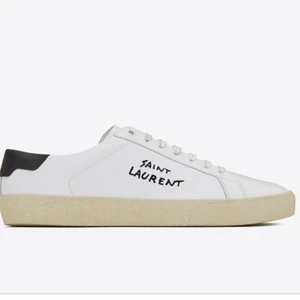 Ysl skor - Intressekoll!! Saint laurent skor, skriv för egna bilder. Dustbag och lappar ingår! Nypriset är 6000kr, använda men ändå i bra skick👌