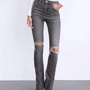 Zara jeans - Säljer dessa populär gråa håliga zara jeans i storlek i  34. Använt fåtal gånger. Tror inte de heller finns att hitta på hemsidan längre då det är utsålda