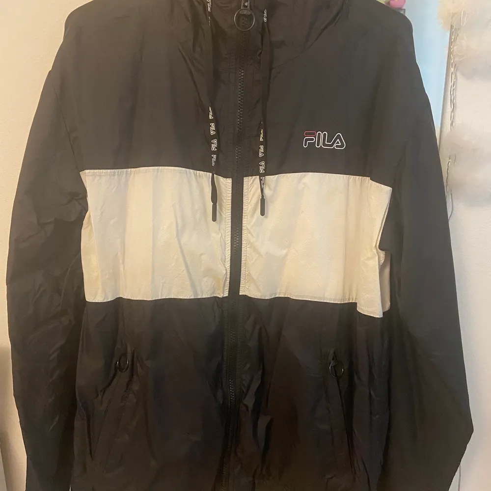 Fila vindjacaka använd en säsong. Kan mötas upp och frakta!. Takit.