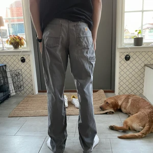Carhartt Byxor - Gråa vintage carhartt byxor, de är långa men tyvärr för korta för mig som är 198, de är också i vintageskick, kan alltså vara någon flaw här och där