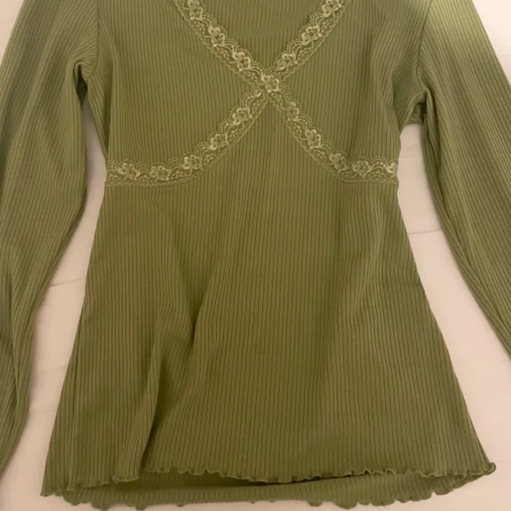 Grön tröja med spets. Superfin passform på kroppen samt väldigt fin färg. 💚🧚🏻. Tröjor & Koftor.