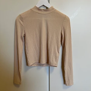 Beige långärmad med hög hals - M - Beige tröja från Carlings i mjukt tyg. Storlek M. Knappt använd. Samfraktar gärna. Hör av dig vid funderingar.