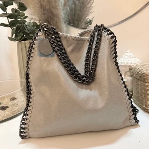 Stella McCartney väska - Skitsnygg ljusgrå stella McCartney inspirerande väska som passar till allt😁 säljer då den bara används ett fåtal gånger (pris+frakt)! De två första bilderna är lånade☺️ skriv privat för fler bilder eller frågor! BUD: 605kr               