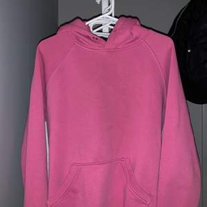 Säljer denna fina tröjan för den kommer inte till användning. Den är lite använd av min syster🌸. Orginal priset va 299kr och jag säljer denna för 100 kr.😘