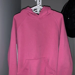 Bikbok  - Säljer denna fina tröjan för den kommer inte till användning. Den är lite använd av min syster🌸. Orginal priset va 299kr och jag säljer denna för 100 kr.😘