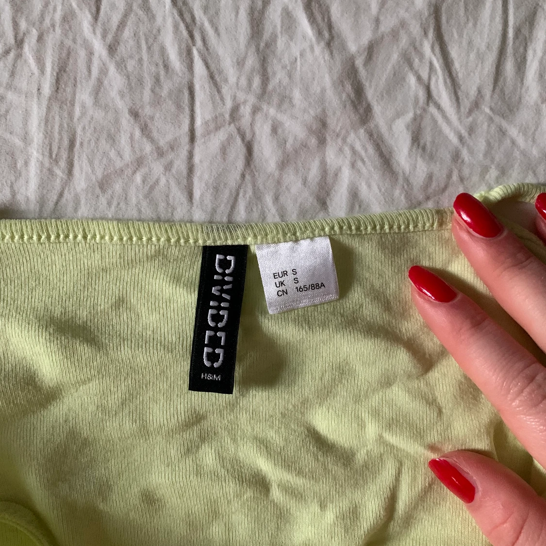 Ljusgult/grönt linne med krullig kant - 91