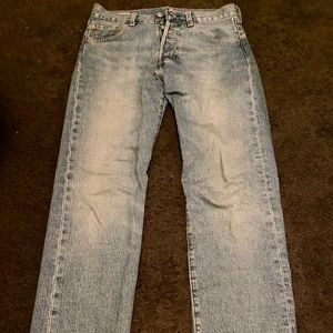 Levi’s 501 93’  W30 L32 - Säljer ett par fräscha 501or från Levis. Har du frågor så är det bara att skriva till mig:) 