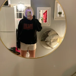 Hoodie - Säljer denna sjukt sköna och mysiga hoodie eftersom att jag råkade köpa två, har knappt använts och är i bra skick. Köptes på Zalando för 300kr och säljer för 100 +frakt, passar xs-l beroende på hur oversized man vill ha den💗💗