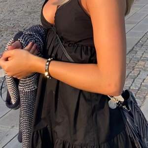 Säljer denna super fina svarta zara klänning! Köptes förra sommaren, st S🤗🤗 buda från 300kr! Många som skrivit så enklast om ni budar här på annonsen istället🥰