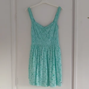 Spetsklänning från Hollister - Super söt turkos klänning i spets (har underkjol också) från Hollister. Säljer pga för liten :( Klänningen har justerbara axelband🌺 Kan mötas upp i Uppsala alt skicka mot att köparen betalar frakt