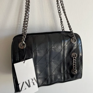 Väska - Jättefin väska som inte kommer till användning💕 helt oanvänd. Rymlig med ett innerfak. Köparen står för frakten💘 