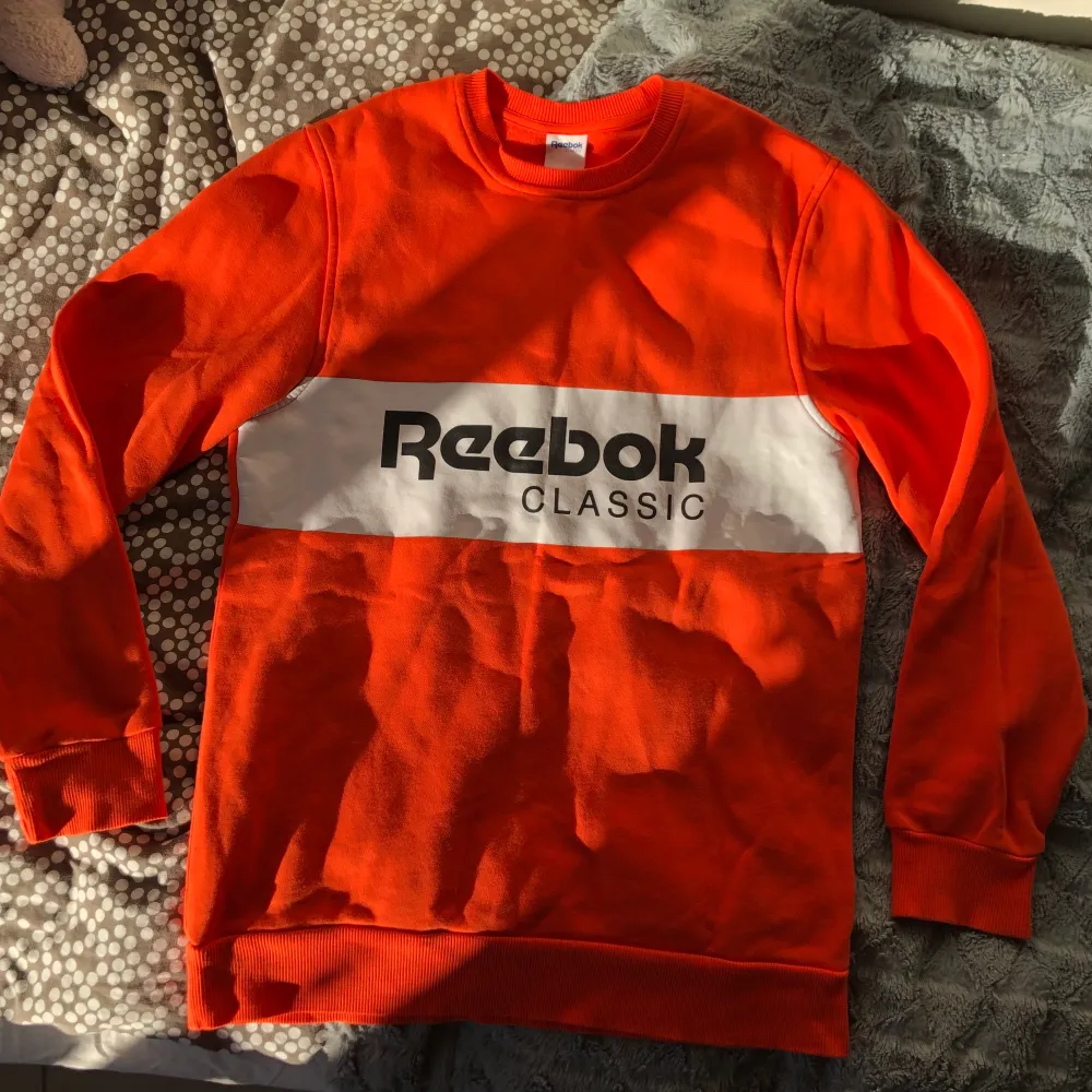 Orange sweatshirt från Reebok. Storlek xs. . Tröjor & Koftor.