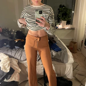 Byxor - Dessa byxor är i ett väldigt skönt material, dem är även stretchiga. Byxorna är högmidjade men går även att ha nedvikta i midjan. Storlek xs/ s