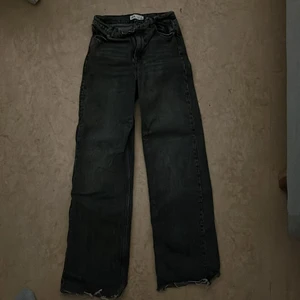 zara jeans - Säljer dessa då d inte e min stil längre. Jätte fina jeans och sparsamt använda. Jeansen är storlek 38 men väldigt tighta och sitter som 36. Pris går att diskuteras💜