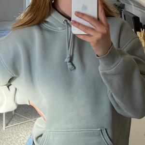 hoodie - Så skön och fin hoodie i en ljusgrön/grå färg från bikbok. Sällan använd så i superfint skick 🤍 Storlek xs, säljer för 100kr + frakt 