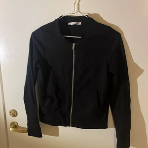 Svart kofta  - Svart kofta från lager 157. Nästan aldrig använd. 