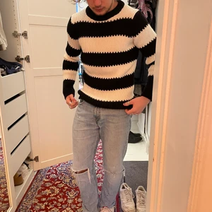 Randig stickad tröja från sandro - Supersnygg randnig tröja från sandro, mycket bra skick. Nypris ca 4000. Pris kan diskuteras vid snabb affär. Ylle och akryl