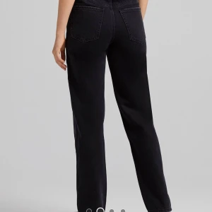 Svarta denim straight leg jeans - Ett par helt oanvända svarta jeans, dom passade inte mig därav säljer jag dom! Jättefina och skönt material! Priset kan också diskuteras 