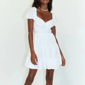 Klänning  - Super fin vit klänning från Princess Polly. Passar perfekt till studenten. Helt ny, aldrig använd. Köpare står för frakten! 