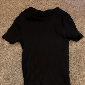 T-shirt - T-shirt från h&m! Sitter ganska tight!