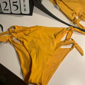 Helt nya bikini underdelar! - Säljer två helt nya gula bikini under delar ifrån h&m!! Den ena har ej prislapp kvar men den andra har! Ena är i storlek 40 och den andra i 38! Kan köpa ihop eller separat! Köpte för 99 kr styck och säljer för 50 kr  styck eller båda för 90 kr (frakt tillkommer, den billigaste) hör av er vid frågor eller vill ha mera bilder!❤️