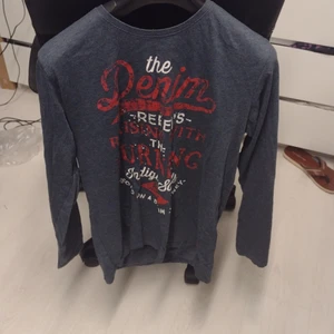 Longsleeve Size:XL  - Longsleeve Size: XL.  Barely used good condition! Soft stretchy fabric good for most weather. 