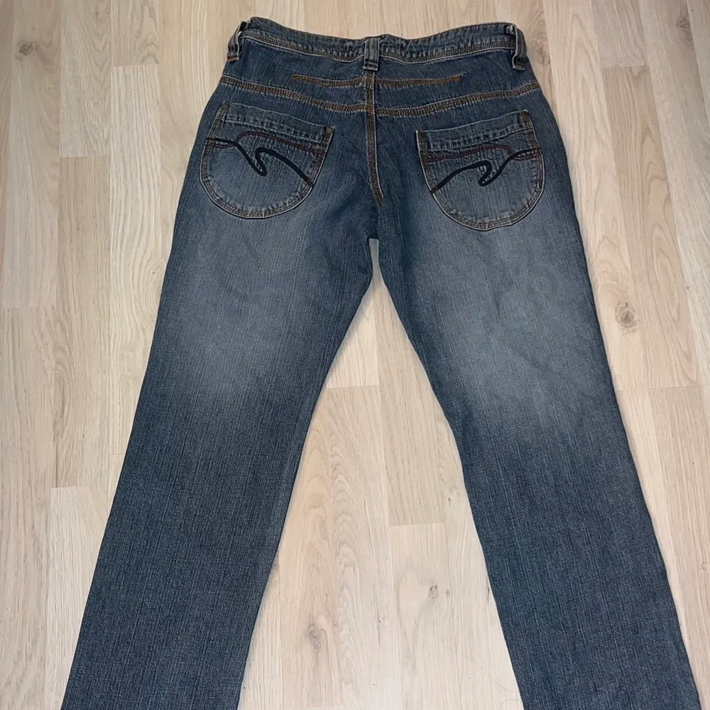 Säljer dessa jeansen eftersom de inte kommer till användning. Bra skick och nästan aldrig använt dem även om de är rätt så gammla😊 Skriv om ni har några frågor!. Jeans & Byxor.