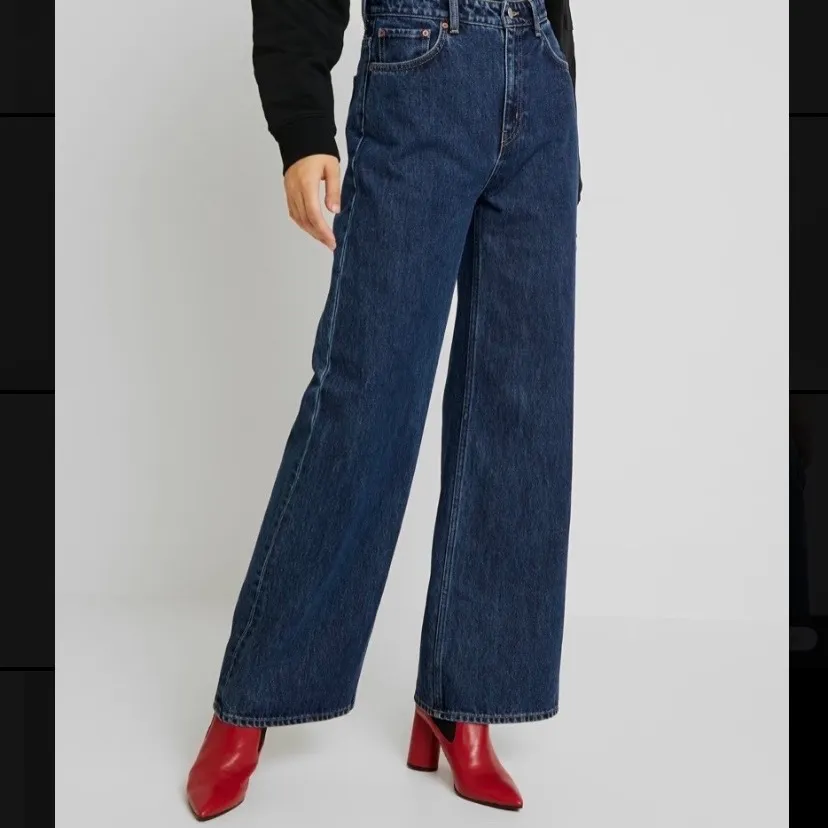Fina flared Jeans ”Ace” i färgen Ohio blue från weekday i strl 28/30. Begagnade men i bra skick! Säljer för jag inte har någon användning av dom längre . Jeans & Byxor.