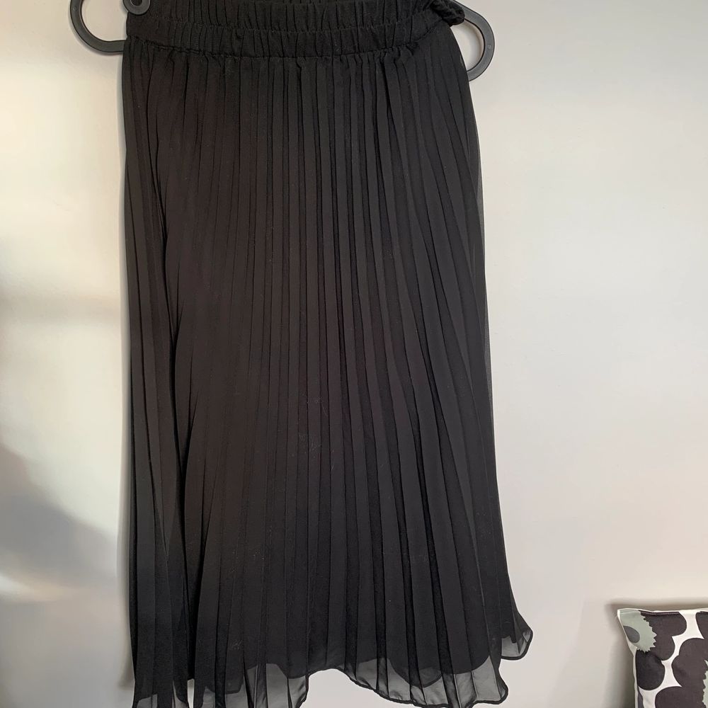 Lång plisserad svart kjol | Plick Second Hand