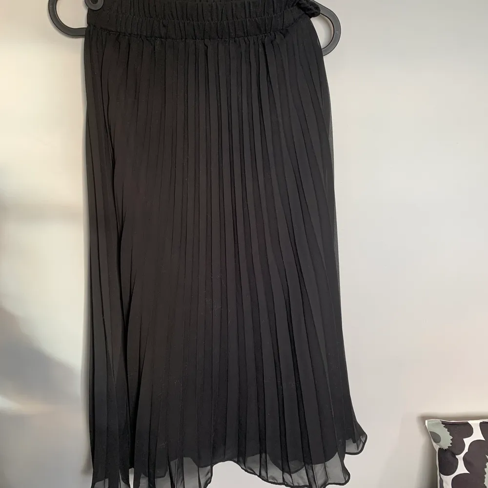 Fin svart plisserad kjol från weekday i bra skick. Kjolar.