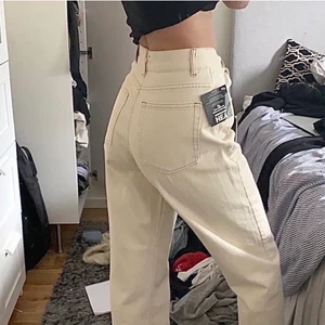 Beige jeans  - Säljer dessa jeans i loose modell från NELLY, perfekta nu i vår! Säljer eftersom de har blivit en aning för små för mig som är en 36:a. Nypris: 599kr. Vi delar på frakten! 💕💕(lånade bilder) 