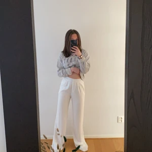 Kostymbyxor  - Vit helt oanvända kostymbyxor, de är i bra skick och är väldigt fina. Storlek 34 och från Nelly, säljer dem pga då dem är för långa för mig (är 160). Nypris 399 