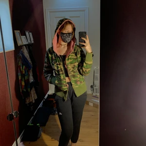 Grön armémönstrad huvtröja - Armémönstrad huvtröja med rosa tyg i luvan. Storlek M, stretchig och varm, knappt använd. 