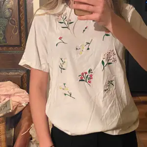 Gullig T-shirt från Monki med broderade blommor. Frakt tillkommer💐