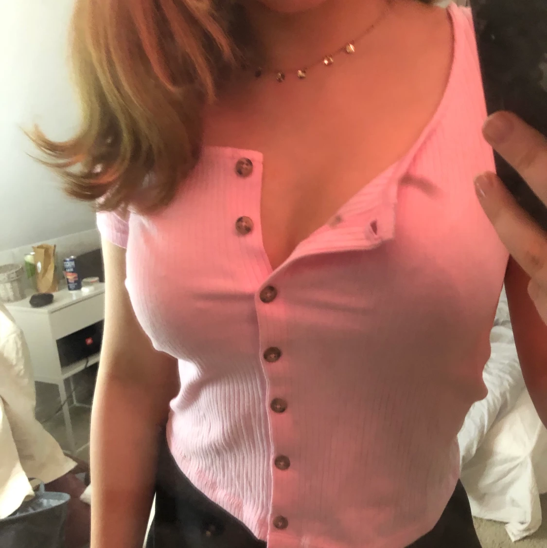 Rosa t-shirt med knappar från monki - 90