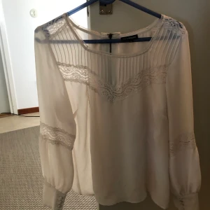 Blus  - Blus i strl 36 