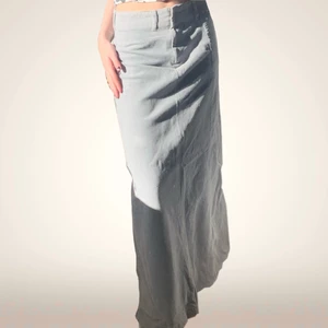 grå maxikjol - så fin kjol i manchesterliknande material! lite y2k vibbar! står ej storlek, men jag är normalt en S och den sitter som på bilderna! skriv för fler frågor❤️