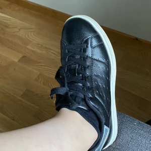 Lackade sneakers strl 38 - Helt nya lackade sneakers med ”krokodilmönster” i strl 38. 